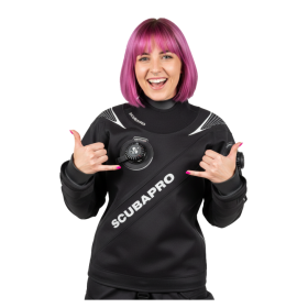 Muta stagna Definition Dry di Scubapro, colore nero, indossata da modella. Vista frontale parte superiore